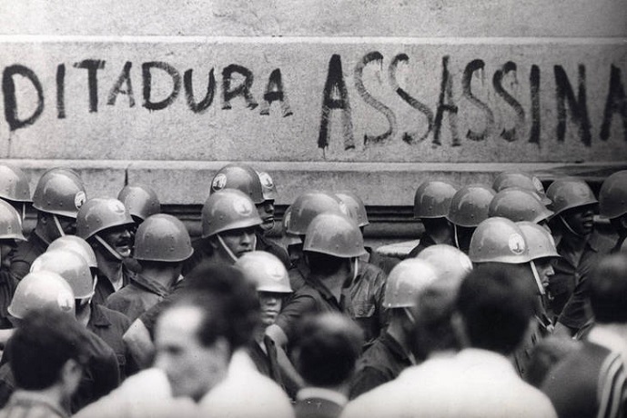 Los militares brasileños celebran otro aniversario del golpe de 1964 en medio de una crisis de gobierno