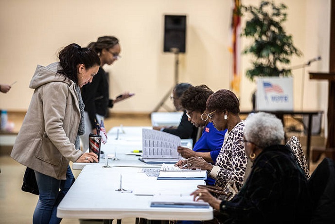 Estados Unidos: la elite demócrata se alinea contra Bernie Sanders para el Supermartes