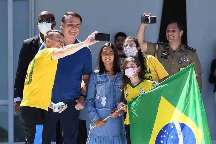 Bolsonaro, frente a una multitud, prepara un contragolpe