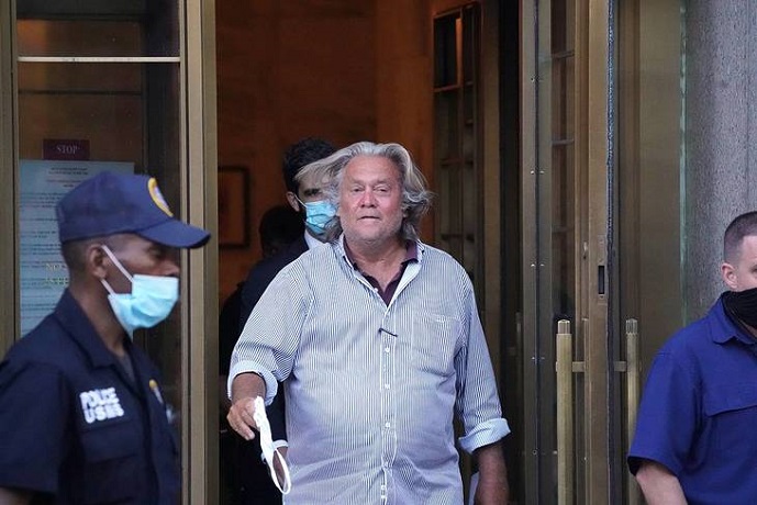 Steve Bannon, el líder de la «derecha sin vergüenza», atrapado en su propio mundo