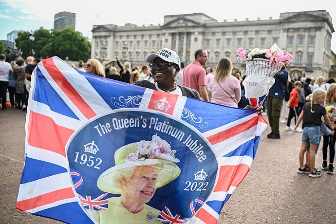 Gran Bretaña ahora tiene un rey ecologista y una premier belicosa