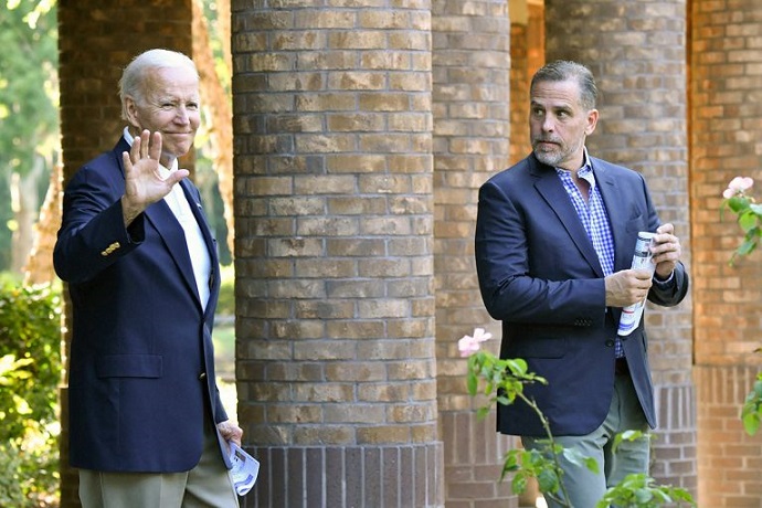 El retiro de un agente del FBI acusado de cubrir a Biden Junior