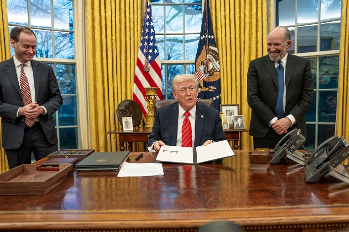 Trump en el Salón Dorado: habla de paz y usa el garrote