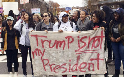 Detenidos en una manifestación contra Trump enfrentan cargos de 60 años de prisión