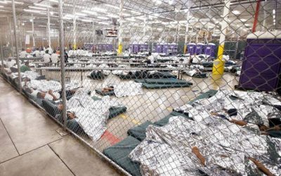 Más de 2300 niños esperan en jaulas encontrarse con sus familias en la frontera de EE UU con México