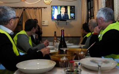 Macron intenta salvar la Quinta República con 100 euros