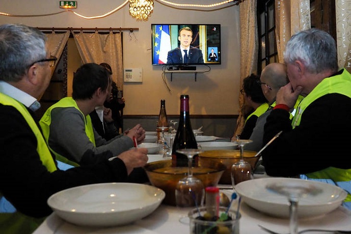 Macron intenta salvar la Quinta República con 100 euros
