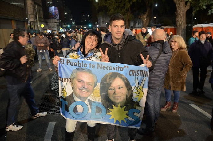 Festejos de la izquierda latinoamericana y Podemos por la victoria de Fernández