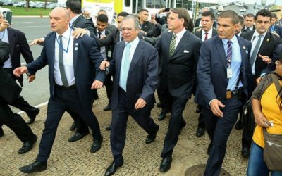 Bolsonaro amenaza con gobernar por un bando militar