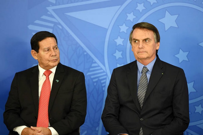 Mourão se prueba la banda y sueña con un Brasil imperial