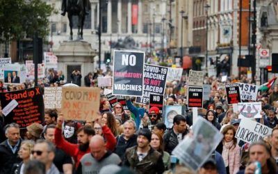 Neonazis, conspiranoicos y antivacunas del mundo unidos contra el barbijo