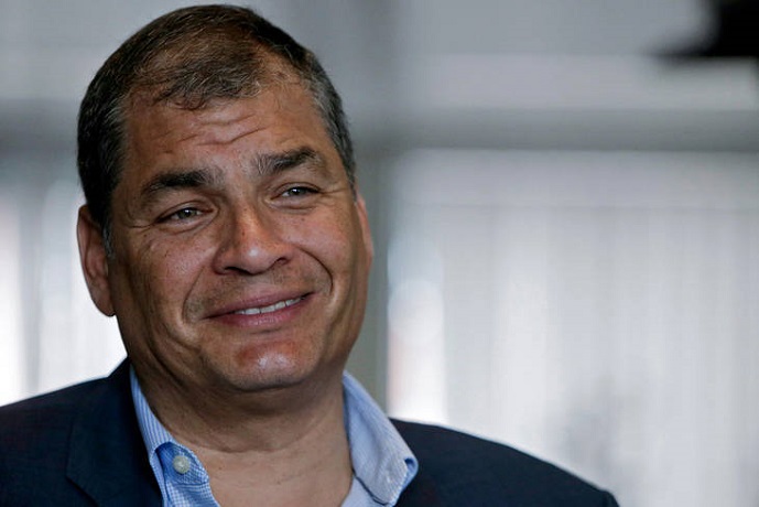 Correa, desde un celular, aceptó ser candidato a vice, pero las autoridades electorales no lo quieren dejar