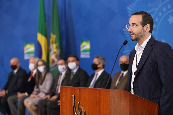 Almagro logró bajar a un brasileño progre de la OEA y subió a un bolsonarista antibarbijo