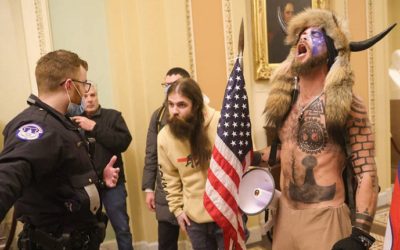 QAnon, Proud Boys y otros grupos fascistas: más influyentes de lo que se cree