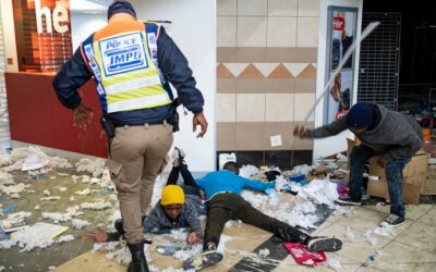 Despliegan más tropas militares para controlar el estallido en Sudáfrica