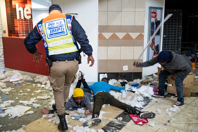 Despliegan más tropas militares para controlar el estallido en Sudáfrica