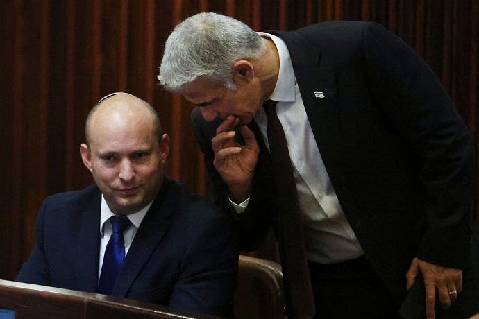 Una coalición tan amplia como inestable destrona a Netanyahu en Israel