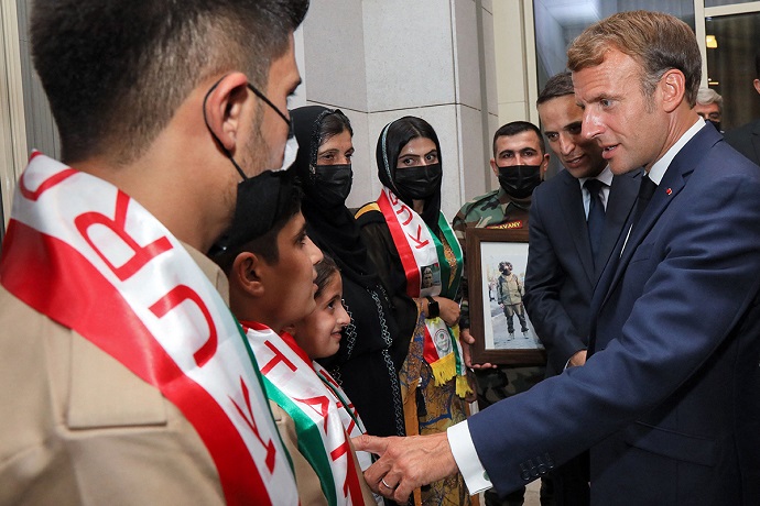 Macron mira las urnas y alienta el renacer del Imperio Francés