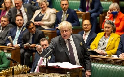 Boris Johnson, en su peor momento, modifica el gabinete