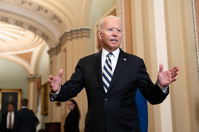 Biden enfrenta fuego amigo para aprobar su programa “peronista”