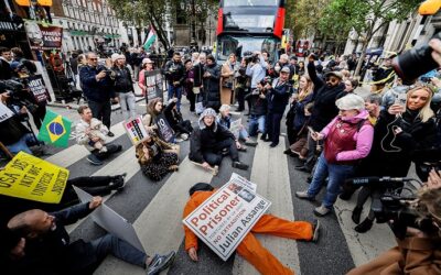 EE UU insiste en su pretensión de castigar a Assange, el mensajero de sus crímenes