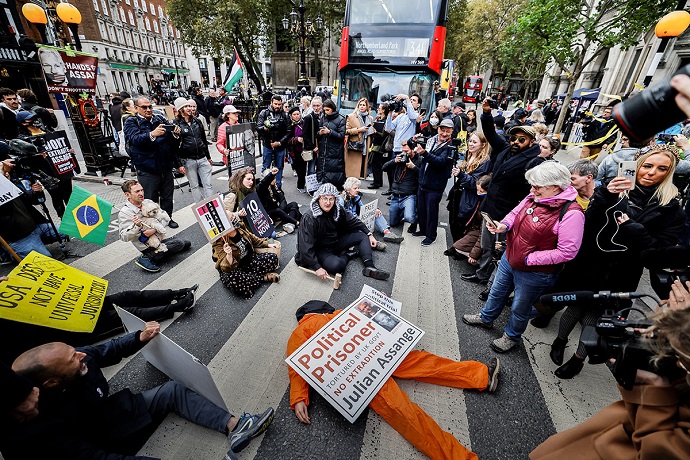 EE UU insiste en su pretensión de castigar a Assange, el mensajero de sus crímenes