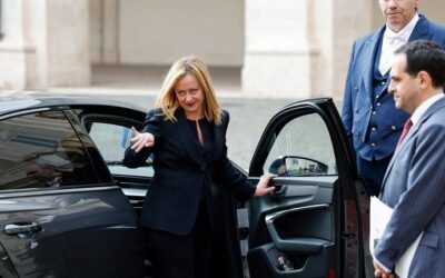 Meloni asumió en Italia y Boris Johnson se muestra en Londres para volver