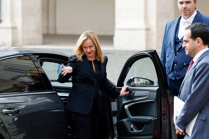 Meloni asumió en Italia y Boris Johnson se muestra en Londres para volver