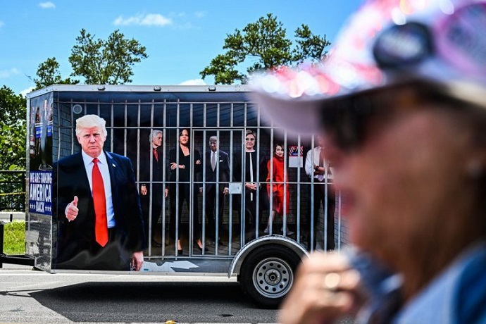 Trump la juega de perseguido y crece en las encuestas