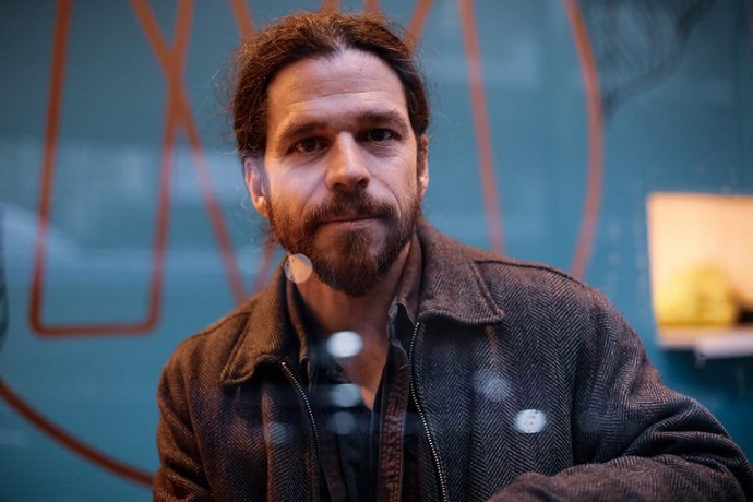 John Gibler: «Bukele vende la imagen del criminal que ahora sufre y eso genera un goce social»